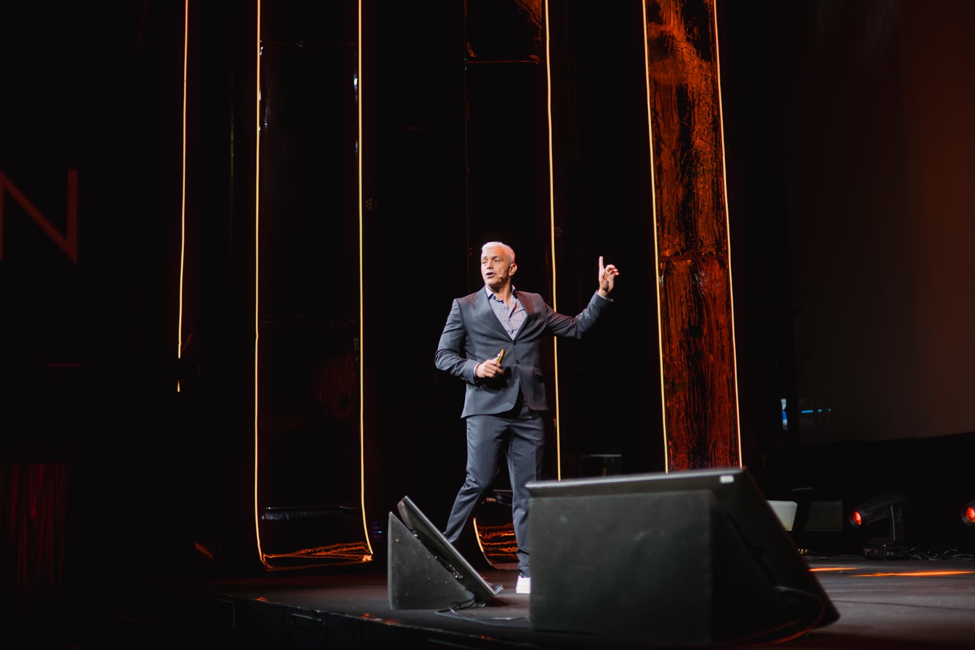 Antonio Barreto explicando en el escenario
