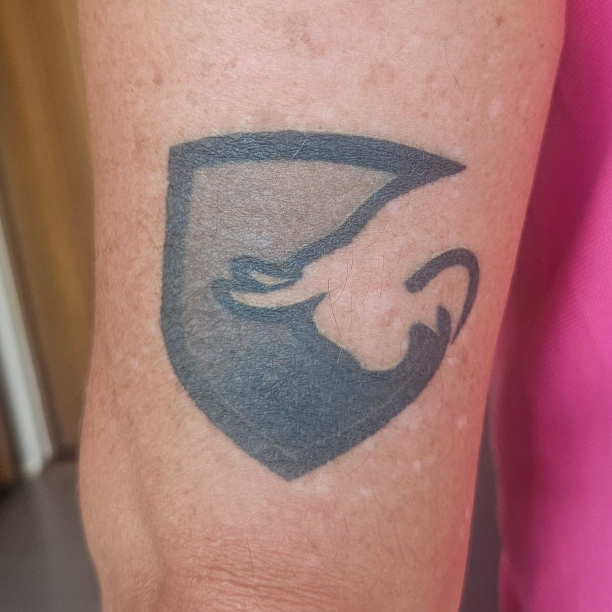 Alumno de Daxlovers con el logo tatuado 6