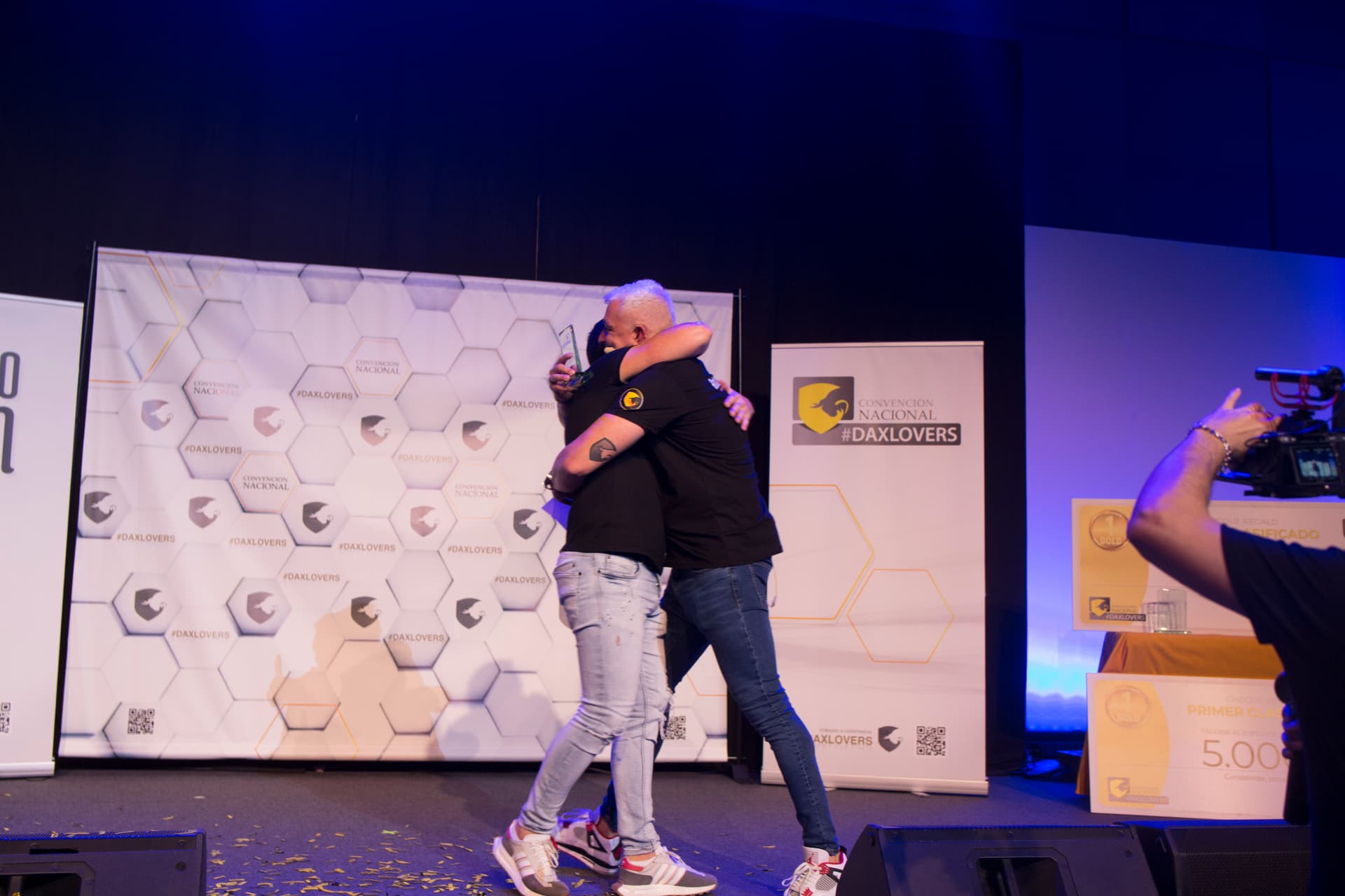Antonio Barreto abrazando a un alumno en la convención Daxlovers